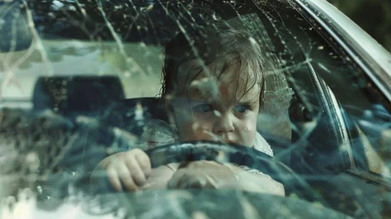 Comment sauver un bébé oublié dans une voiture en plein soleil ?
