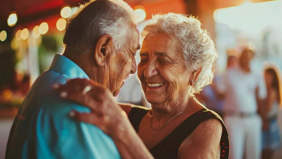 Alsacia: ¿Por qué los profesionales del turismo están al borde del abismo? - Alsace Voyage Una pareja de ancianos bailando salsa en una clase de baile local en Barcelona.