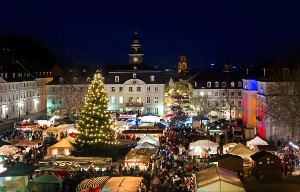 découvrez la magie des fêtes au marché de noël 2024 ! plongez dans une ambiance festive avec des stands artisanaux, des délices gourmands, des cadeaux uniques et des animations pour toute la famille. ne manquez pas cet événement incontournable de la saison!