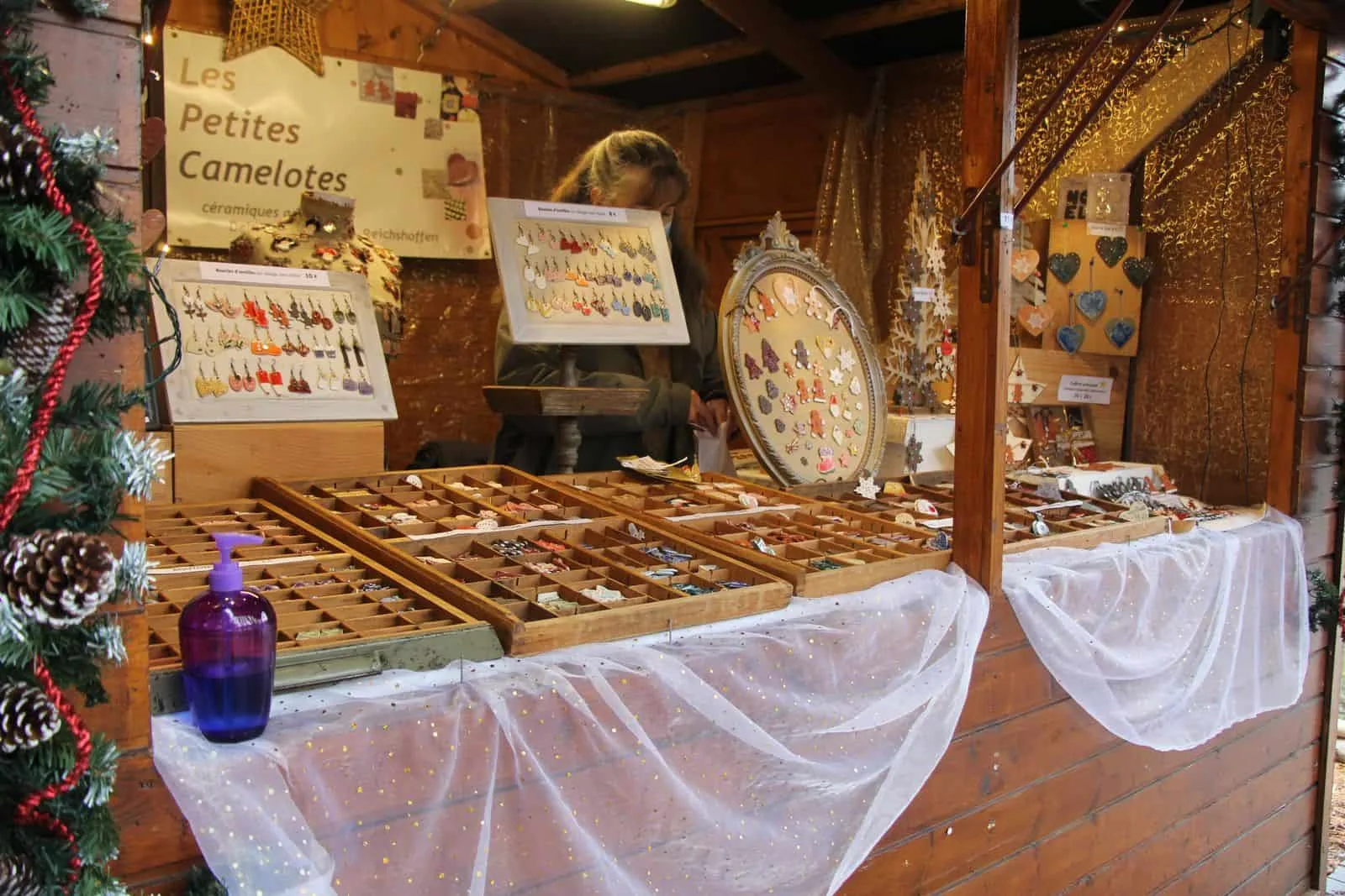 découvrez le marché de noël 2024 à niederbronn, un événement magique où tradition et convivialité se rencontrent. flânez parmi les chalets artisanaux, dégustez des spécialités locales et laissez-vous envoûter par l'atmosphère féerique des fêtes de fin d'année.