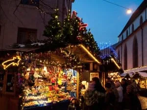 découvrez la magie des fêtes au marché de noël de sarre-union en 2024 ! profitez d'une ambiance festive, de chalets artisanaux, de spécialités locales, et d'animations pour toute la famille. plongez dans l'esprit de noël et dénichez des cadeaux uniques tout en savourant des délices gourmands.