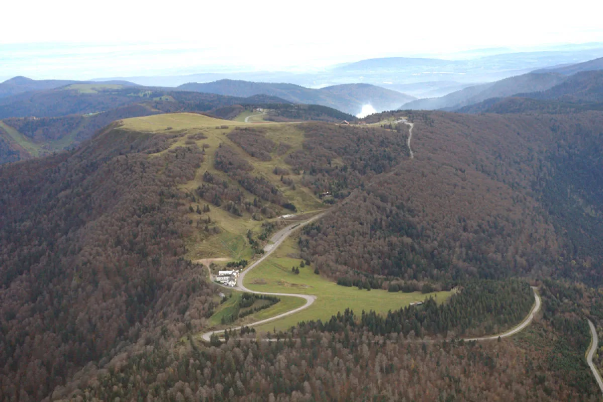 découvrez le ballon d'alsace, un sommet emblématique des vosges offrant des panoramas à couper le souffle. parfait pour les amateurs de randonnée et de nature, ce site incontournable vous invite à explorer ses paysages variés et à profiter des activités de plein air tout au long de l'année.
