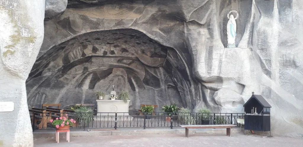Réplique de la Grotte de Lourdes à Wettolsheim - Alsace Voyage Réplique de la Grotte de Lourdes à Wettolsheim - Alsace Voyage