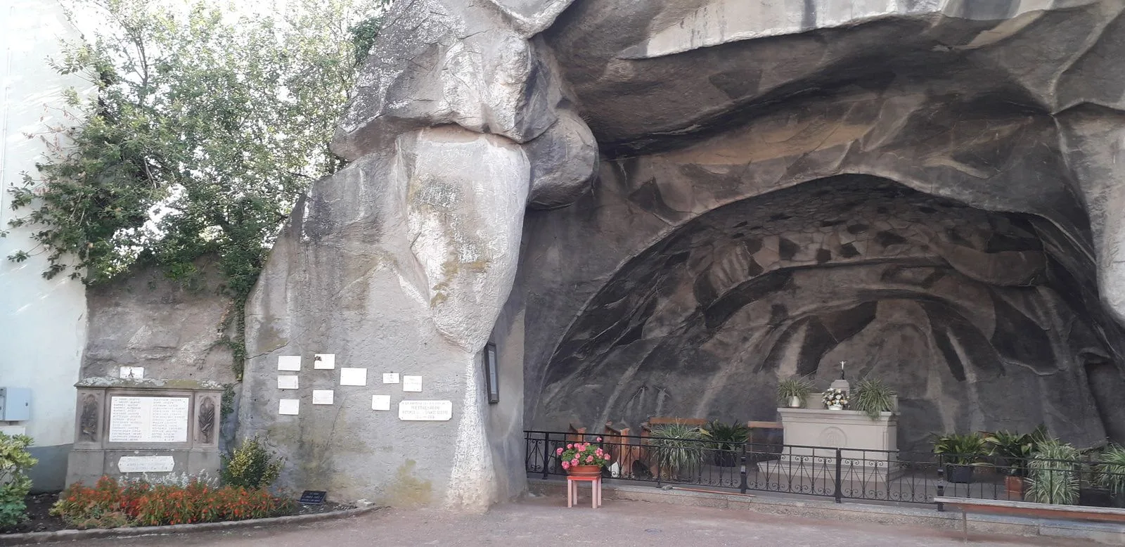 Réplique de la Grotte de Lourdes à Wettolsheim