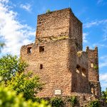 Donjon carré du Wahlenbourg en grès rose dressé au-dessus de son logis, voisin immédiat du Dagsbourg au Haut-Eguisheim