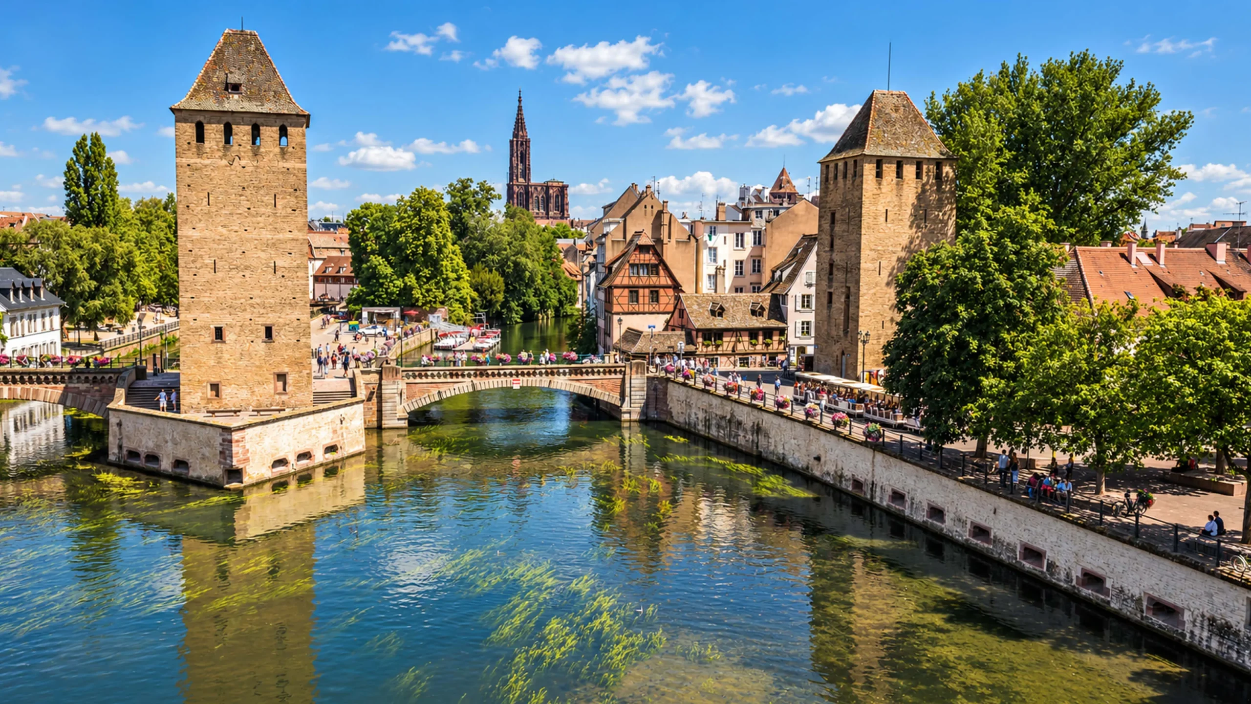 Tours des Ponts couverts et cathédrale de Strasbourg au bord de l’Ill en été